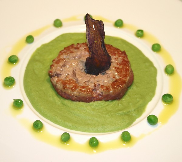 “Chüngel-Hacktätschli“ auf Erbsenpüree mit einem Hauch Pfefferminze