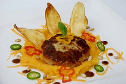 “Chüngel-Hacktätschli“ auf Kürbispüree mit Chili und Kartoffel-Chips