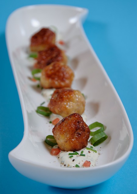 „Chüngel-Fleischchügeli“ gebraten an Schnittlauch-Yoghurt-Sauce