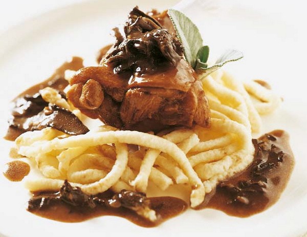 Geschmorter Kaninchenschenkel mit Totentrompeten