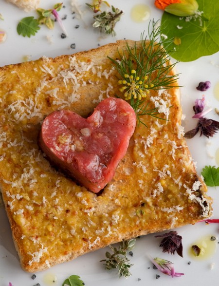 Kaninchen-Tatar auf Meerrettichsenf-Toast