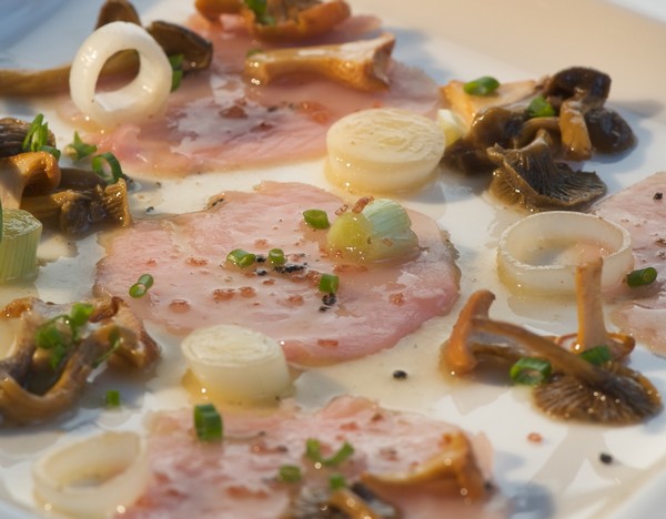 Kaninchencarpaccio mit lauwamen Pfifferlingen
