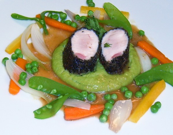 Kaninchenrückenfilet mit Herbsttrompeten-Kruste auf Erbsenpüree mit neuen Kartoffeln oder buntem Knackgemüse