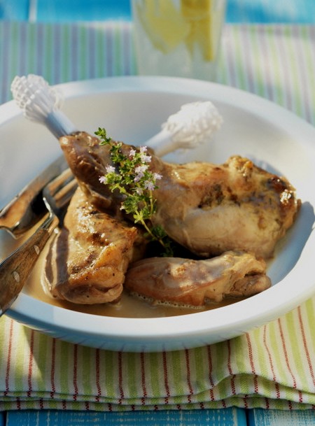 Kaninchenschenkel an Senfsauce mit Thymian