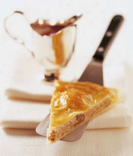 Kaninchentorte mit Pilzen und Rotweinbuttersauce