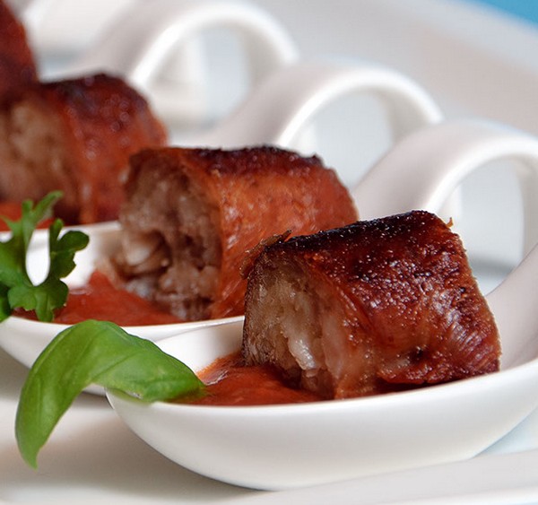 MAAGische „Fleischvogelscheiben“ mit pikanter Tomatensauce