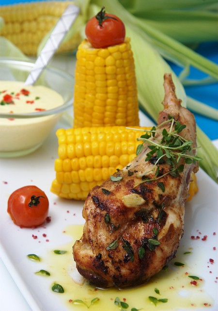 Marinierter Kaninchenschenkel vom Grill mit Sauerrahmsauce